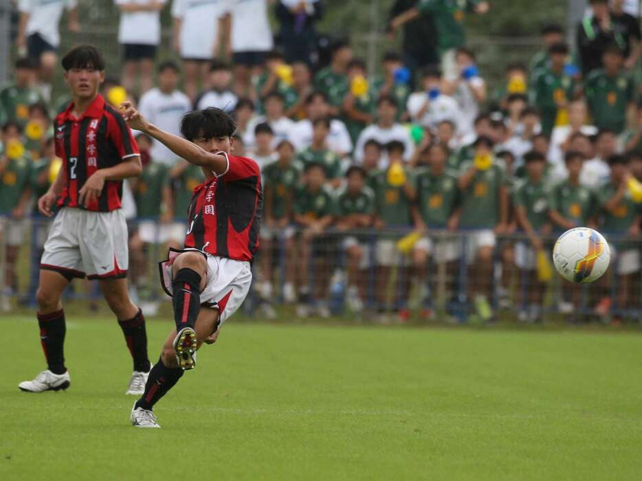 日章学園高MF小峠魅藍(3年=日章学園中出身)は攻守で効果的な働き。ロングスローでアシストも(Taro YOSHIDA)