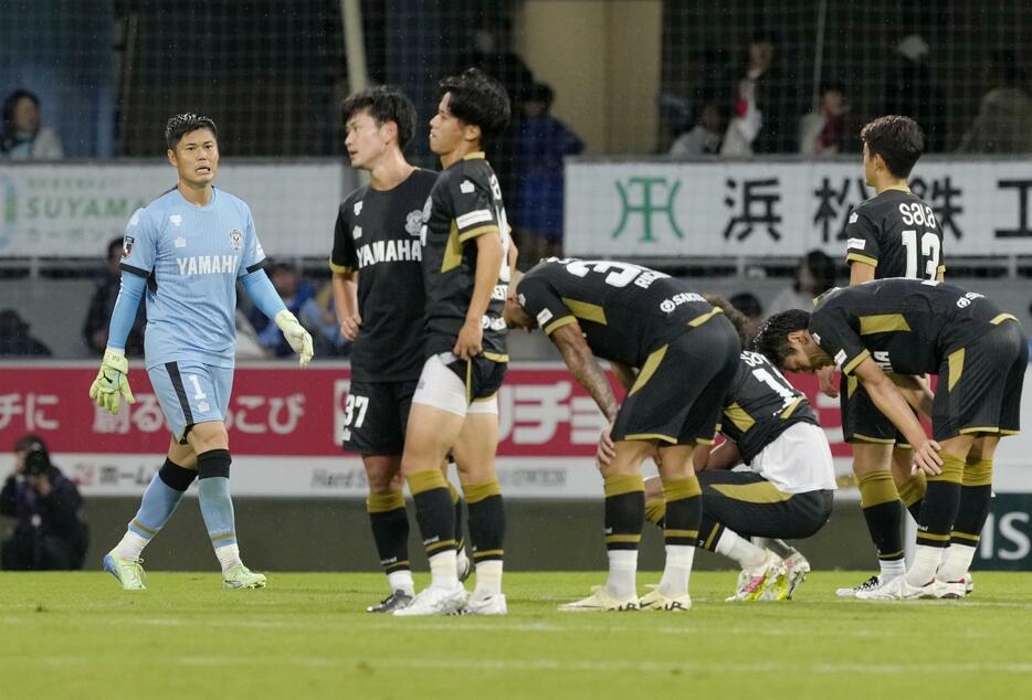 横浜Mに敗れ、肩を落とすGK川島（左端）ら磐田イレブン＝ヤマハ