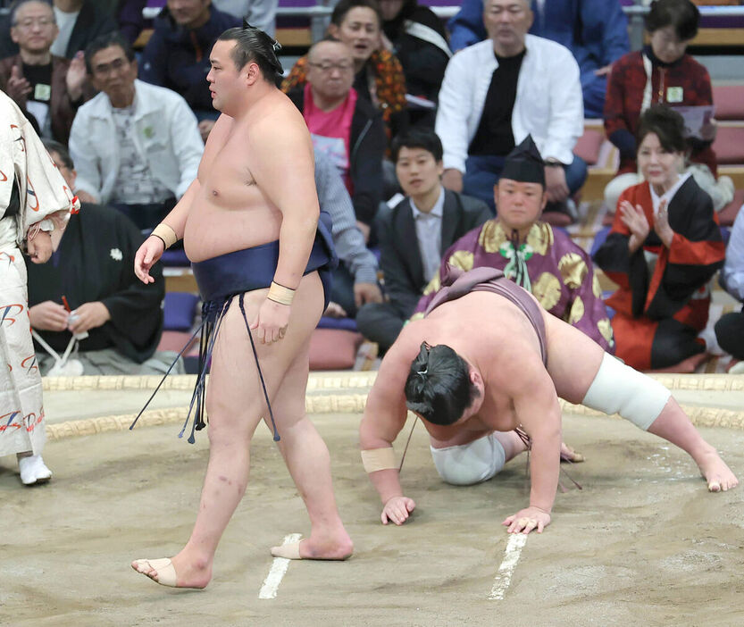 北の若（左）が押し倒しで紫雷を下す（カメラ・豊田　秀一）