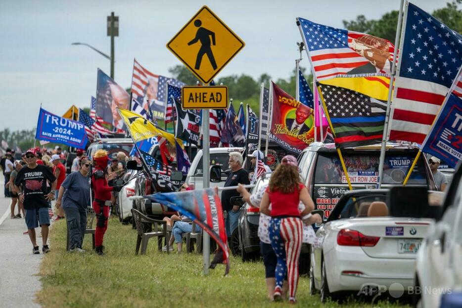 米フロリダ州ウエストパームビーチで、ドナルド・トランプ次期大統領の勝利パレードに参加する支持者たち（2024年11月17日撮影）。【翻訳編集】 AFPBB News