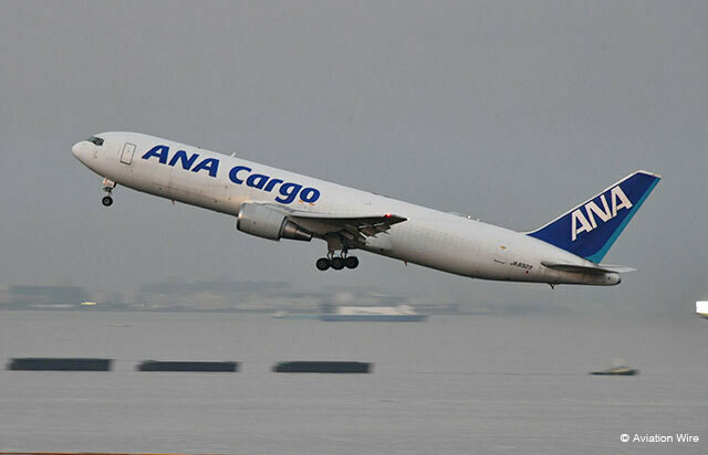 羽田空港のC滑走路を離陸するANAの767-300BCF JA8323＝24年11月12日 PHOTO: Yusuke KOHASE/Aviation Wire