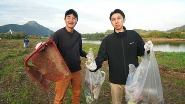 開始早々次々とごみを拾っていた参加者