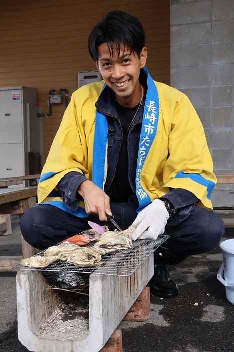 戸石とらふぐかき祭りへの来場を呼びかける養殖業者＝長崎市、戸石フレッシュ朝市