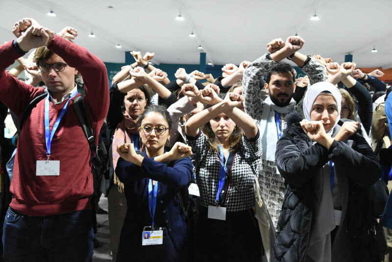 国連気候変動枠組み条約第29回締約国会議（COP29）で、22日に議長国が示した成果文書草案に抗議の意を示す環境活動家ら＝アゼルバイジャン・バクーで2024年11月22日午後9時57分、山口智撮影