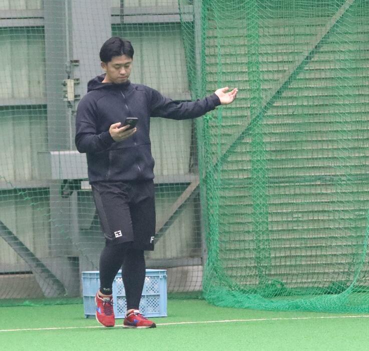 室内練習場で体を動かす日本ハム北浦（撮影・永野高輔）