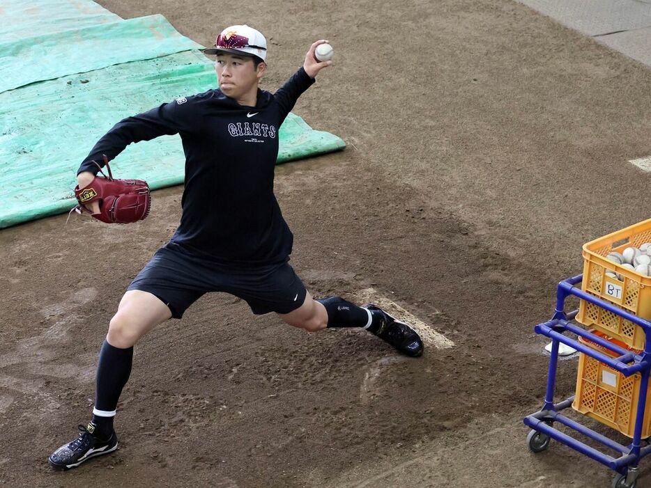 ネットスローをする代木大和（カメラ・佐々木　清勝）