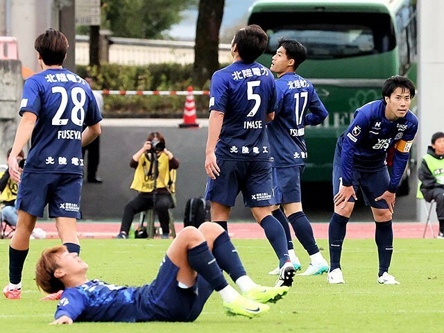 試合終了の笛が鳴り、悔しがる富山の選手たち＝県総合運動公園陸上競技場