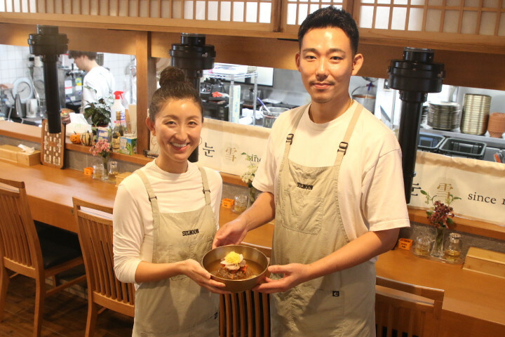 平壌冷麺の魅力を語る文蓮姫さん（左）と夫の勝又成さん＝１０月８日、千葉市稲毛区