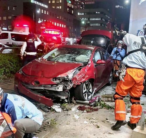 歩道に乗り上げ、前部が大破した車（１１日午後６時１６分、鹿児島市で）＝小林未南撮影