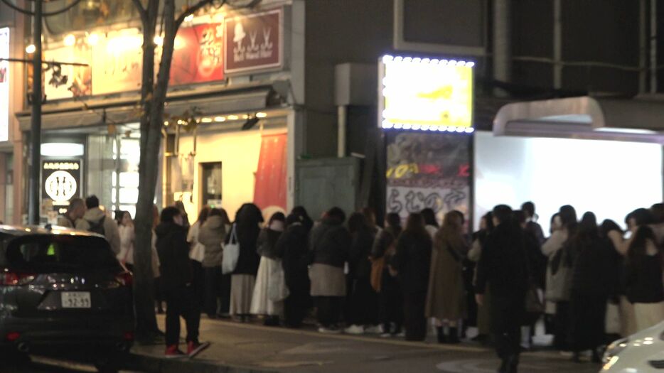 メンバーが食べたというラーメン店は大行列