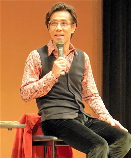 大河ドラマ「光る君へ」の撮影などを語る岸谷さん＝11月17日、福井県の敦賀市プラザ萬象