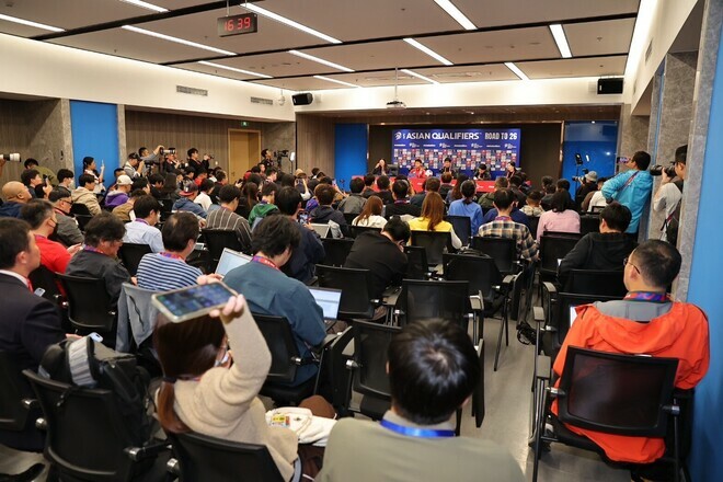 多くの報道陣で賑わう会見場。写真：梅月智史 (サッカーダイジェスト写真部／現地特派)