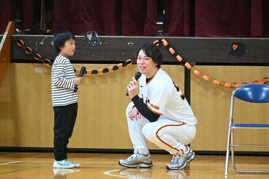 巨人・高梨雄平は母校の埼玉・高階南小を訪問し、児童からの質問に回答