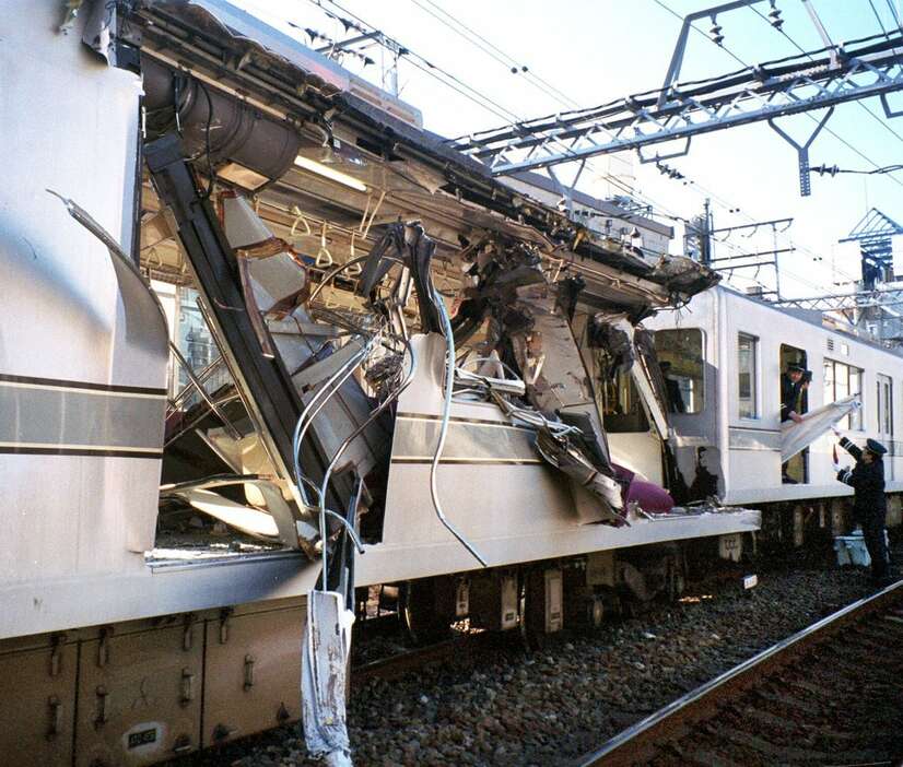 脱線した車両は、対向する列車と衝突し、大破した＝平成１２年３月８日