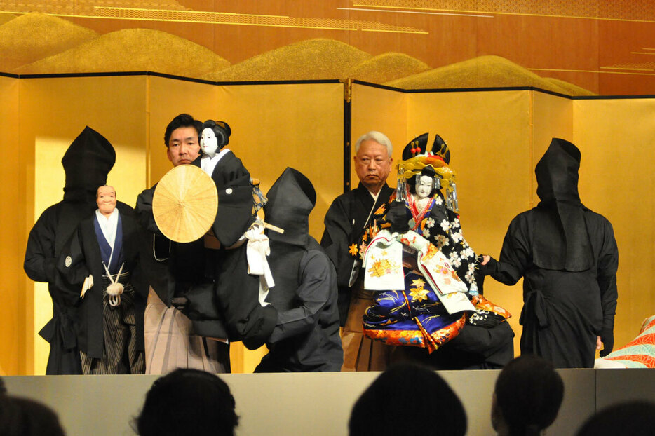 静岡県・伊豆長岡温泉の旅館で行われた人形浄瑠璃文楽の公演（西武ホールディングス提供）