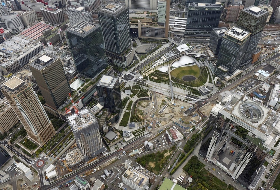 JR大阪駅（奥）北側の再開発区域＝9月