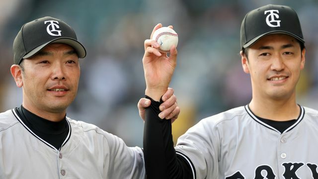 左から阿部慎之助監督と西舘勇陽投手(写真:時事)