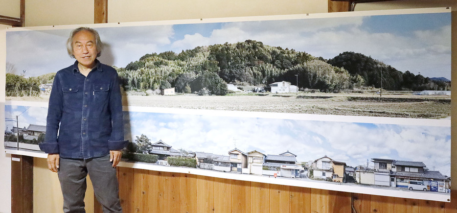 多気や三重の土地の力を表現した作品を集めた企画展を開く中里さん＝多気町五佐奈のサナ・ヴィレッジで