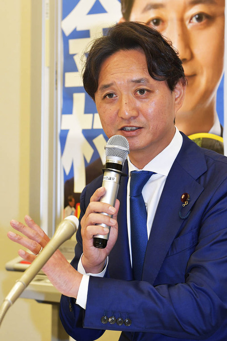 日本維新の会代表選への出馬を表明する金村氏＝１５日、国会内