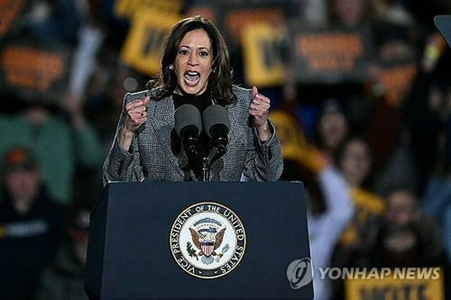 ハリス副大統領＝（EPA＝聯合ニュース）≪転載・転用禁止≫