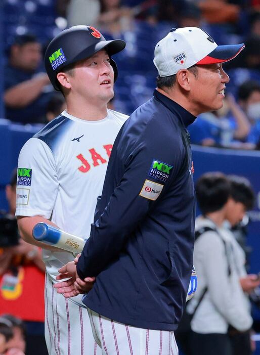 試合前、言葉をかわす牧秀悟（左）と井端弘和監督＝バンテリンドームナゴヤ（撮影・長尾みなみ）