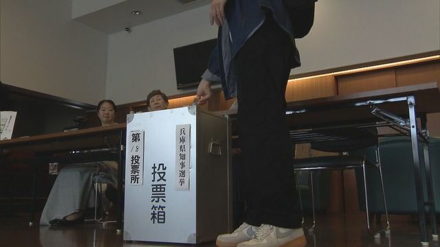 神戸市内の投票所（17日）