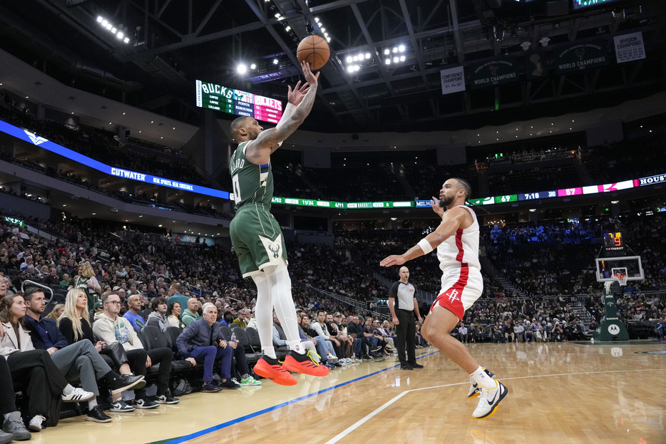 ＮＢＡは１８日、各地で試合を行い、バックスはロケッツに１０１─１００で競り勝った。写真左はバックスのデイミアン・リラード（２０２４年　ロイター/USA TODAY Sports）