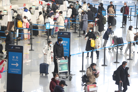 多くの旅行者がいる北京大興国際空港（2023年1月17日撮影、資料写真）。