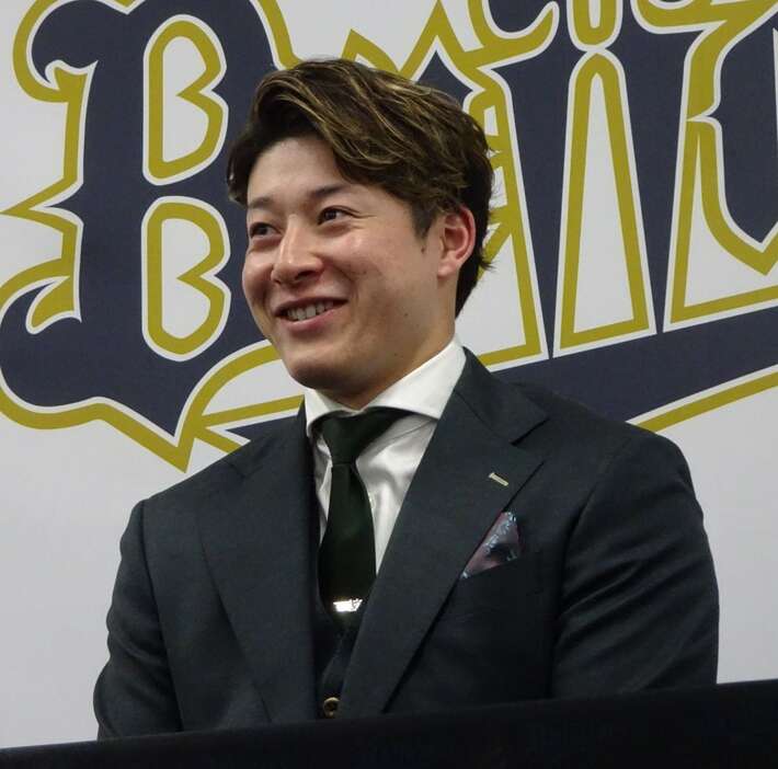 2100万円アップの年俸3700万円で更改したオリックス・吉田輝星投手はえびす顔をみせた＝大阪市此花区