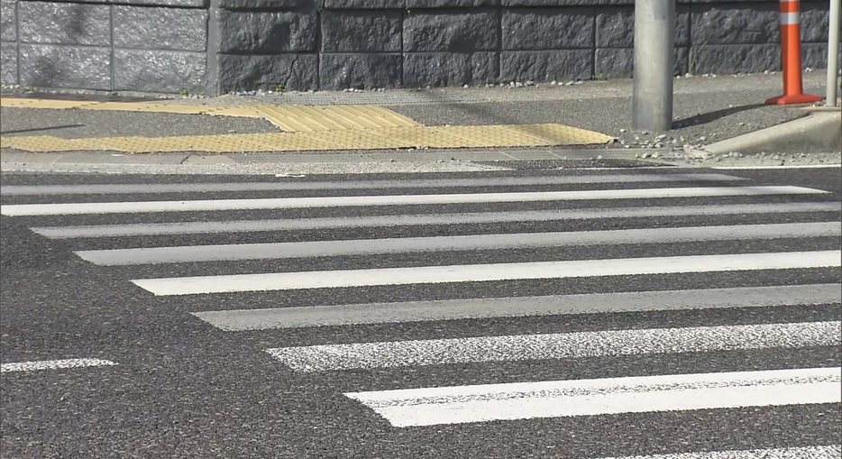 国道交差点の横断歩道