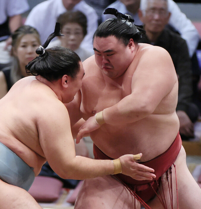 大相撲九州場所５日目。欧勝馬（左）を攻める隆の勝＝１４日、福岡国際センター