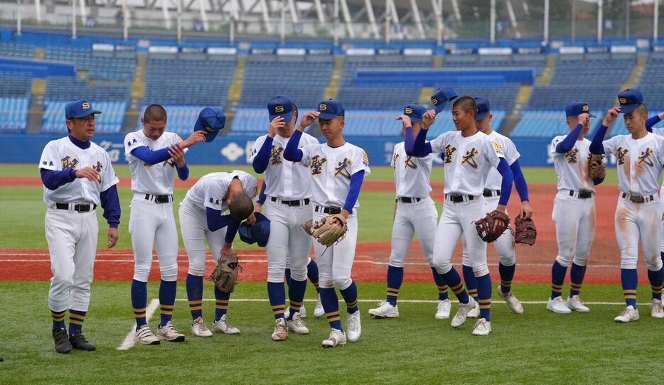 試合に敗れガックリする聖光学院ナイン