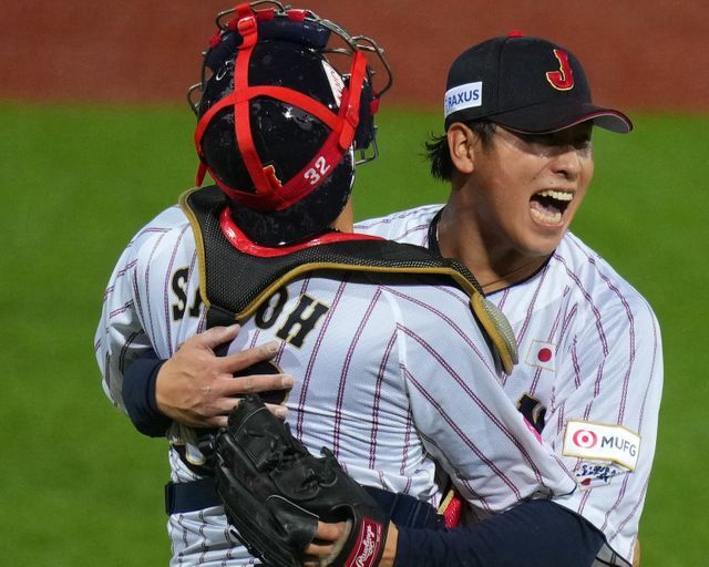 佐藤都志也選手と勝利を喜ぶ藤平尚真投手(写真：日刊スポーツ/アフロ)