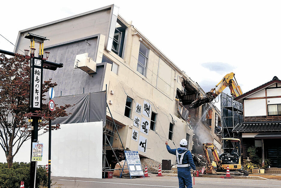 解体工事が始まった倒壊した７階建てビル＝５日午前１０時半、輪島市河井町