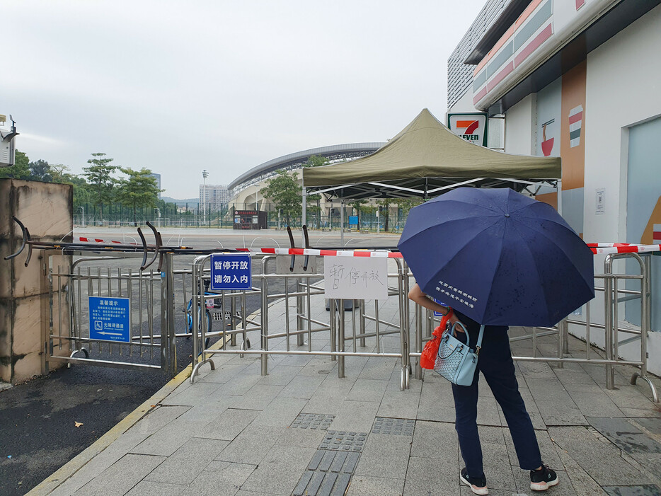 １３日、中国広東省珠海市の自動車暴走事件の現場近くを訪れた女性。