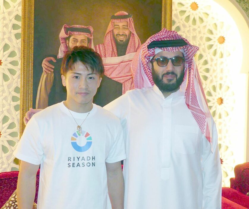 井上尚弥（左）と記念撮影するサウジアラビア娯楽庁のトゥルキ・アル＝シェイク長官（提供写真）