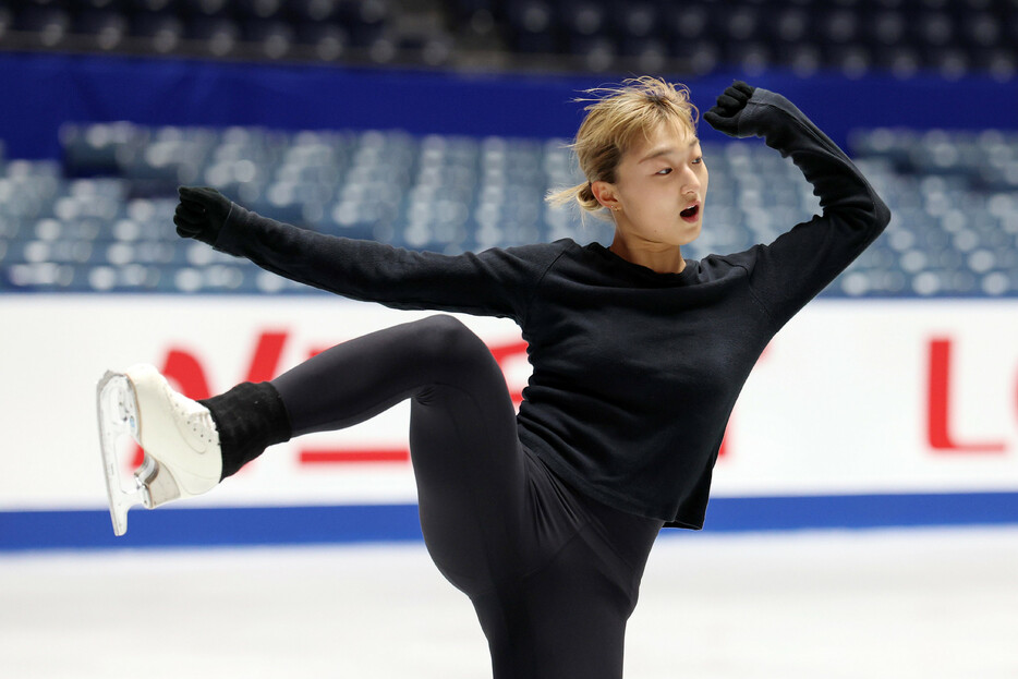 フィギュアスケートのグランプリ（ＧＰ）シリーズ第４戦、ＮＨＫ杯（８日開幕）に出場する日本選手が７日、東京・国立代々木競技場で調整した。女子の坂本花織（写真）や、男子の鍵山優真らが氷の感触を確かめた。