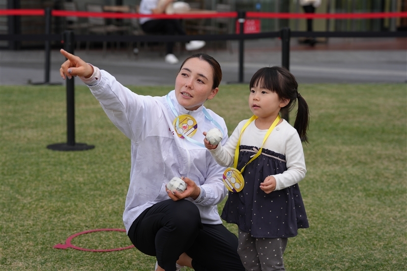 小学生と触れ合うヘンプヒル恵