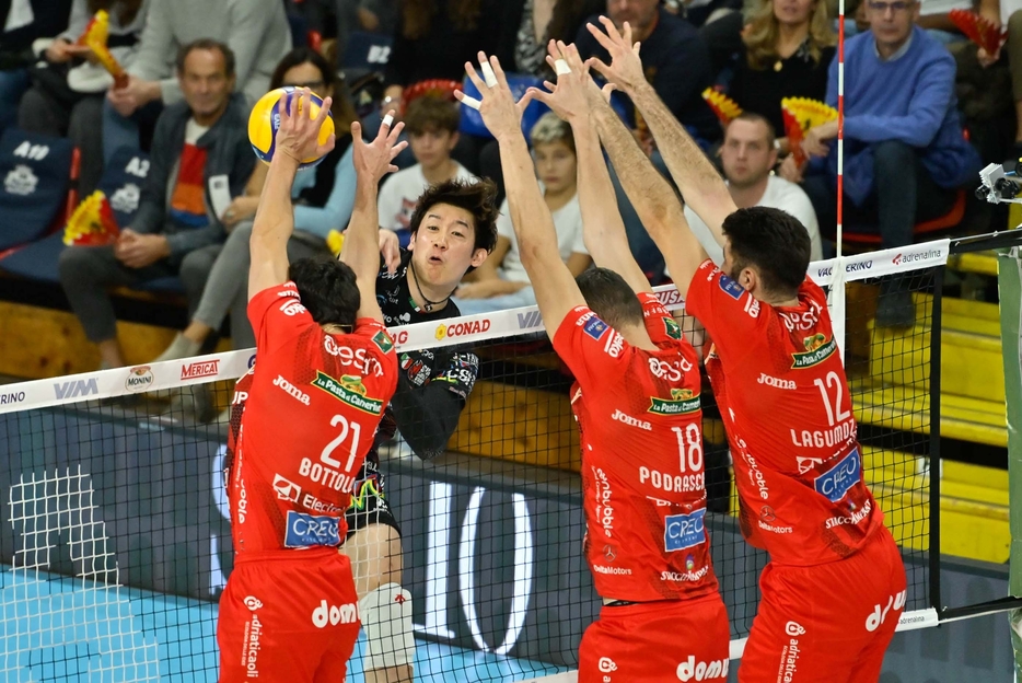 スパイクを放つ石川祐希【Photo：Lega Pallavolo Serie A】