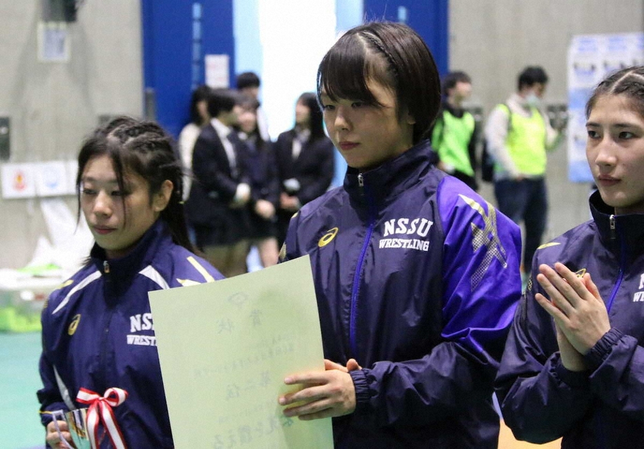 ＜レスリング東日本大学女子リーグ戦＞準優勝し、表彰式に臨んだ日体大主将の藤波朱理（中央）