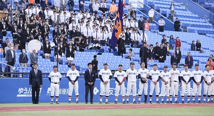 法大は明大戦で連敗。試合後はエール交換を見届けた[写真＝矢野寿明]