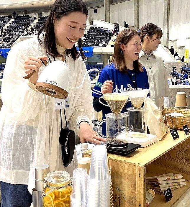 3月のVカップで出店した際の南波美紅さん（左）と戸江真奈さん。元日本代表の新鍋理沙さん（右）も駆けつけるなど華やかなスペースになった