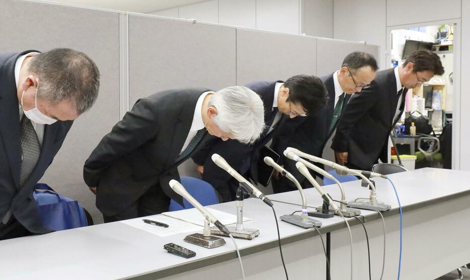 ハラスメントについて謝罪する、ひたちなか・東海広域事務組合消防本部の高木健消防長（中央）ら＝12日午後、茨城県庁