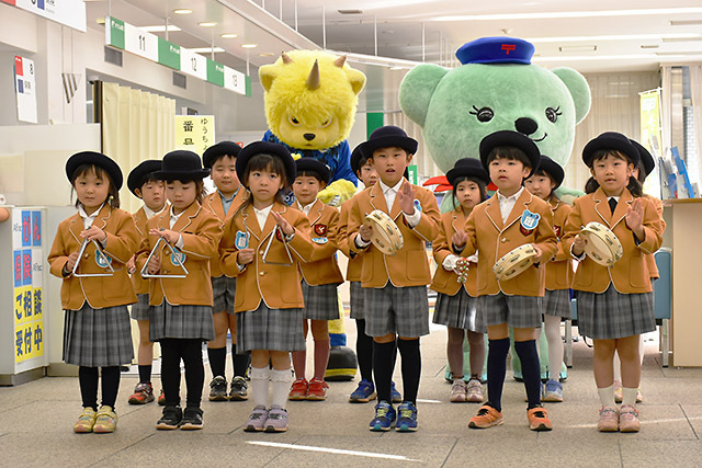 年賀はがき販売開始を前に合奏を披露するさゆり幼稚園年長児＝山形市・山形中央郵便局