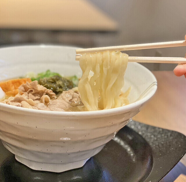 スープをよく拾う中太の麺