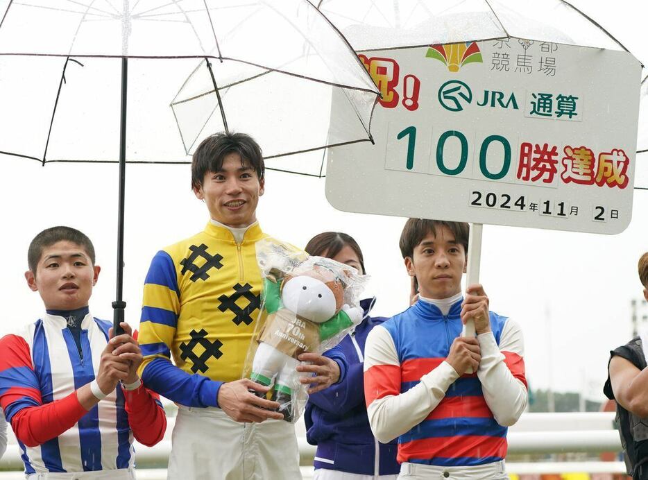 JRA通算100勝を達成した長岡禎仁騎手＝京都競馬場（撮影・岩川晋也）