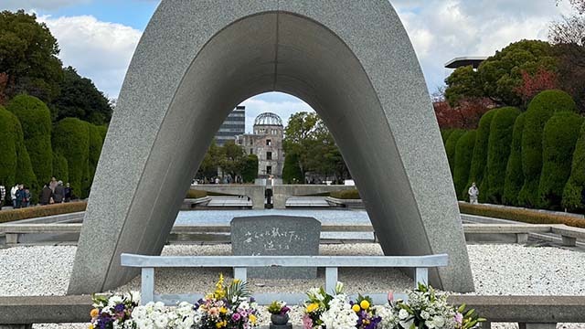 広島平和都市記念碑（原爆死没者慰霊碑）＝広島市、家族撮影