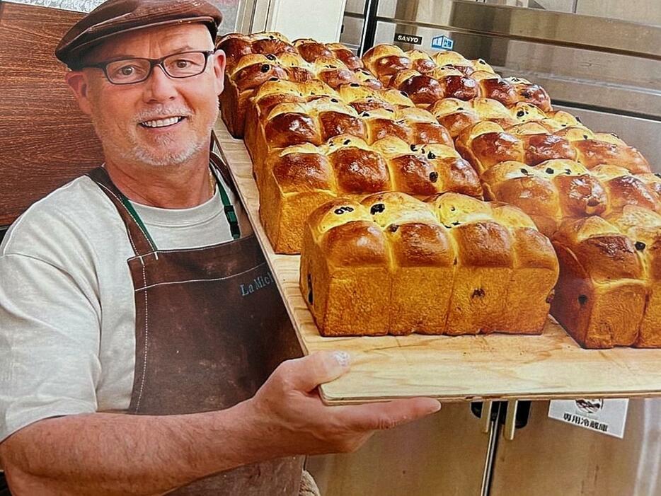 パンを焼き上げたフィリップさん（写真提供＝「La Michette（ラ・ミシェット）」）