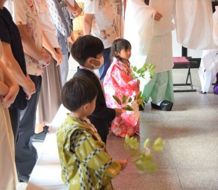 儀式に参加する子どもたちと家族＝15日、波上宮