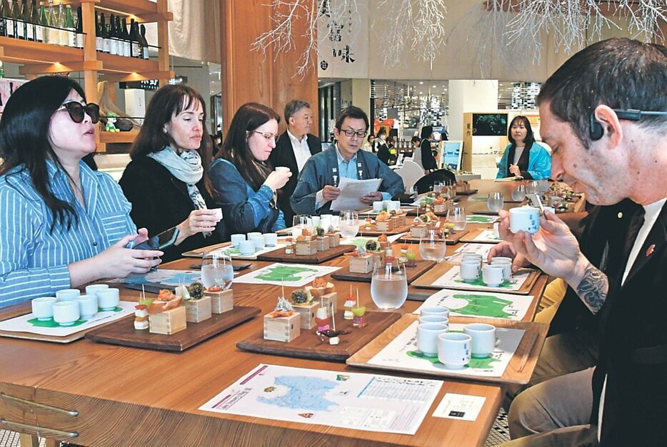 「バール・デ・美富味」で、富山の日本酒を楽しむ参加者